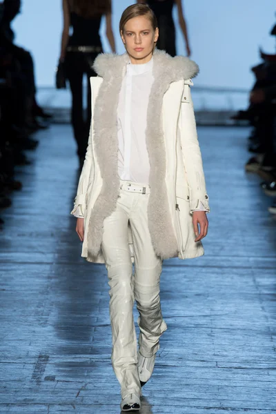 Look 10